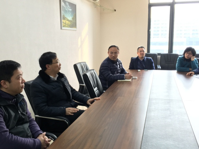 图3bat365在线官网平台姜斌院长和电气工程党支部党员们进行讨论和交流_副本.jpg